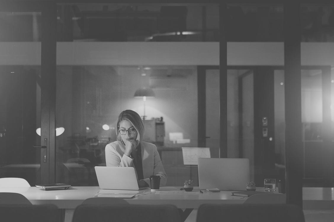 Teilnehmer arbeiten gemeinsam an SEO-Projekten während eines praktischen Workshops